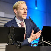 Priv.-Doz. Dr. med. Henryk Paul Hans Haffer, Preisträger, Centrum für Muskuloskeletale Chirurgie Universitätsmedizin Charité, Berlin, bei der Kurzpräsentation seiner Arbeit